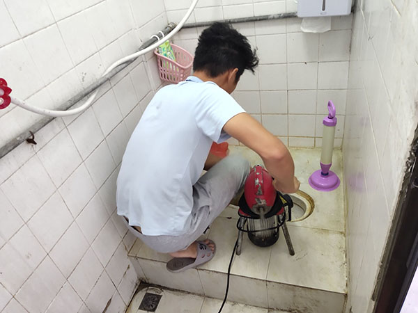 乌鲁木齐肥皂掉到马桶里把马桶堵住了怎么办？马桶堵住了怎么办