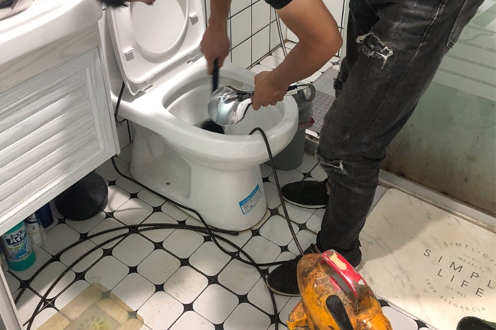 乌鲁木齐马桶堵塞自己疏通还是找师傅？专业上门服务让你省时更省心